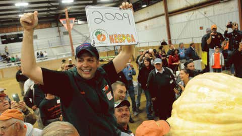 1-Ton Pumpkin May Set World Record