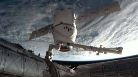 SpaceX Dragon Cargo Ship Splashes into Pacific